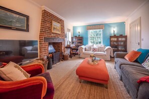 TV, peis, DVD-spiller og bøker