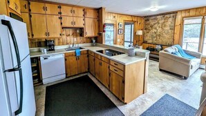 ماكينة لصنع القهوة/الشاي، ثلاجة، ميكروويف، فرن
