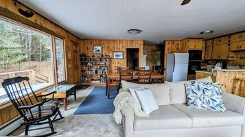 Televisie, boeken en een kantoor