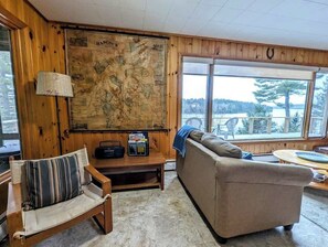 Téléviseur, livres, bureau