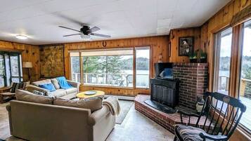 Televisie, boeken en een kantoor