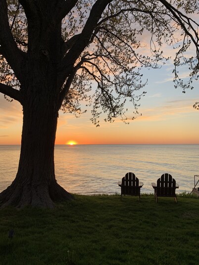 Lakefront home just minutes from wineries. Backyard sunsets!