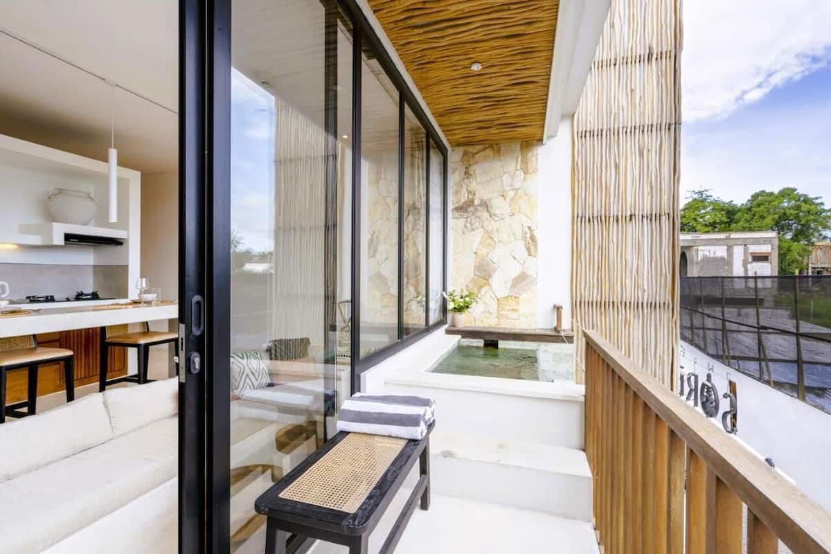 One Bedroom Suite With Balcony | 1 dormitorio, caja fuerte, escritorio y sistema de insonorización