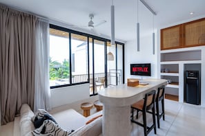 One Bedroom Suite With Balcony | Sala de jantar