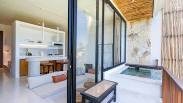 One Bedroom Suite With Balcony | 1 kamar tidur, brankas, meja kerja, dan kedap suara