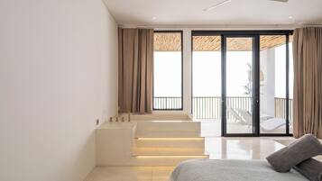 Un dormitorio moderno con cama, una escalera y un balcón con vistas.