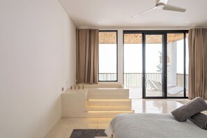 Split Level Apartment | 1 phòng ngủ, két bảo mật tại phòng, bàn, phòng cách âm 