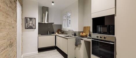 Réfrigérateur, micro-ondes, four, plaque de cuisson