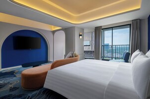 Deluxe Premier | Premium bedding, in-room safe, desk, laptop workspace