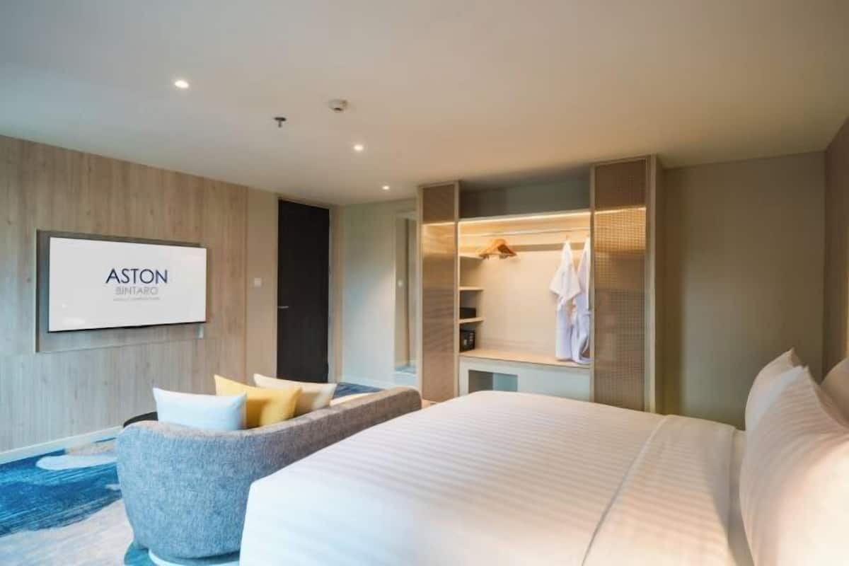 1 bedroom, premium bedding, in-room safe, desk