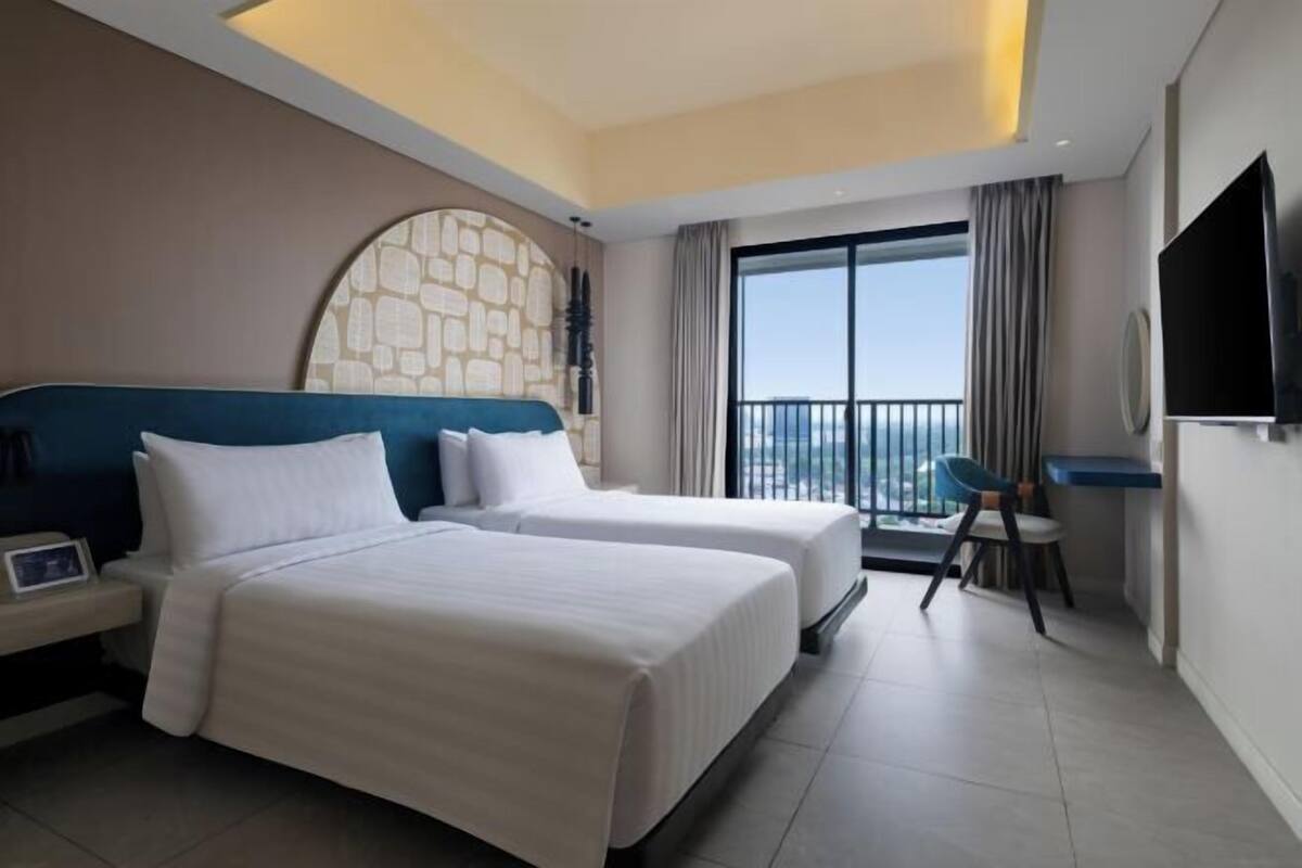 Premium bedding, in-room safe, desk, laptop workspace