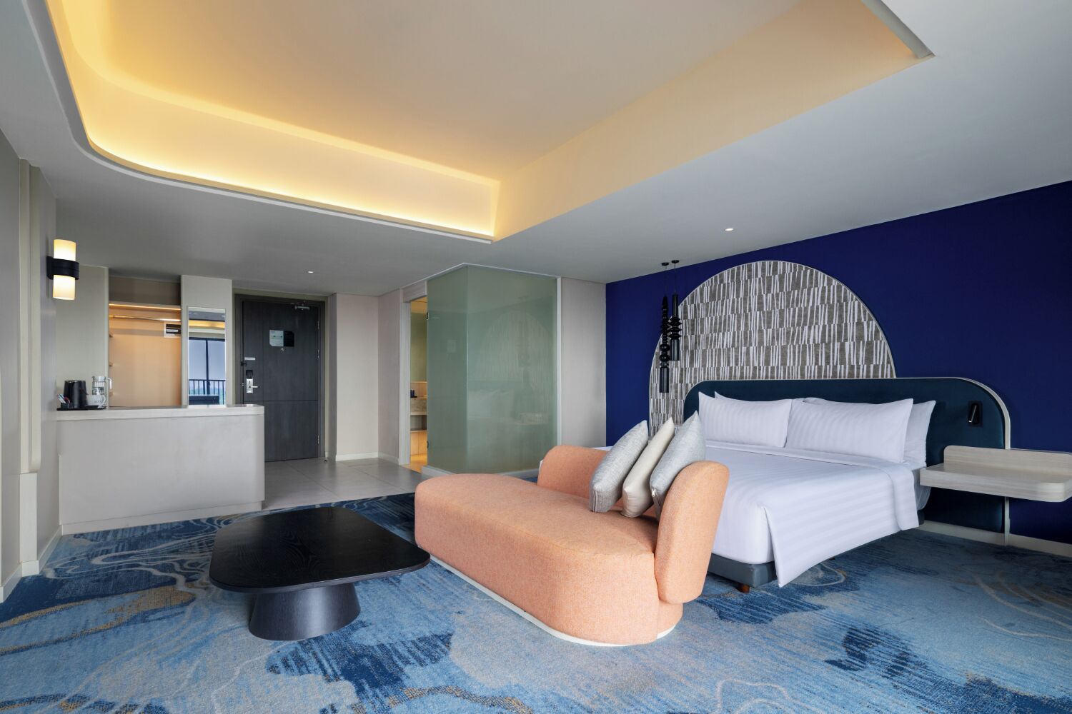 Ropa de cama de alta calidad y caja de seguridad en la habitación 