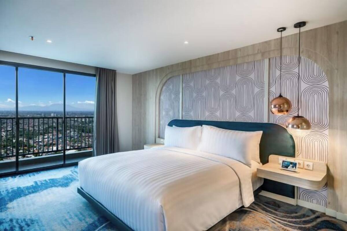 1 bedroom, premium bedding, in-room safe, desk