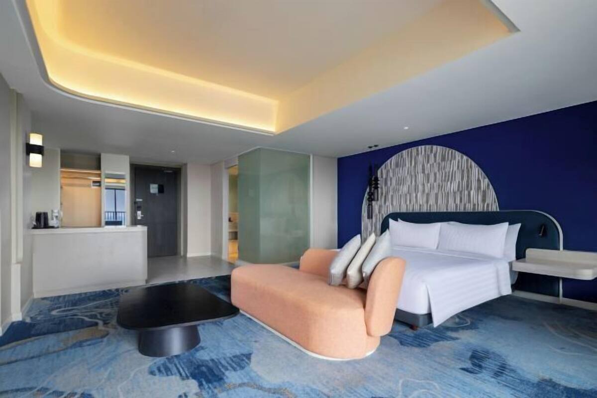 Premium bedding, in-room safe, desk, laptop workspace