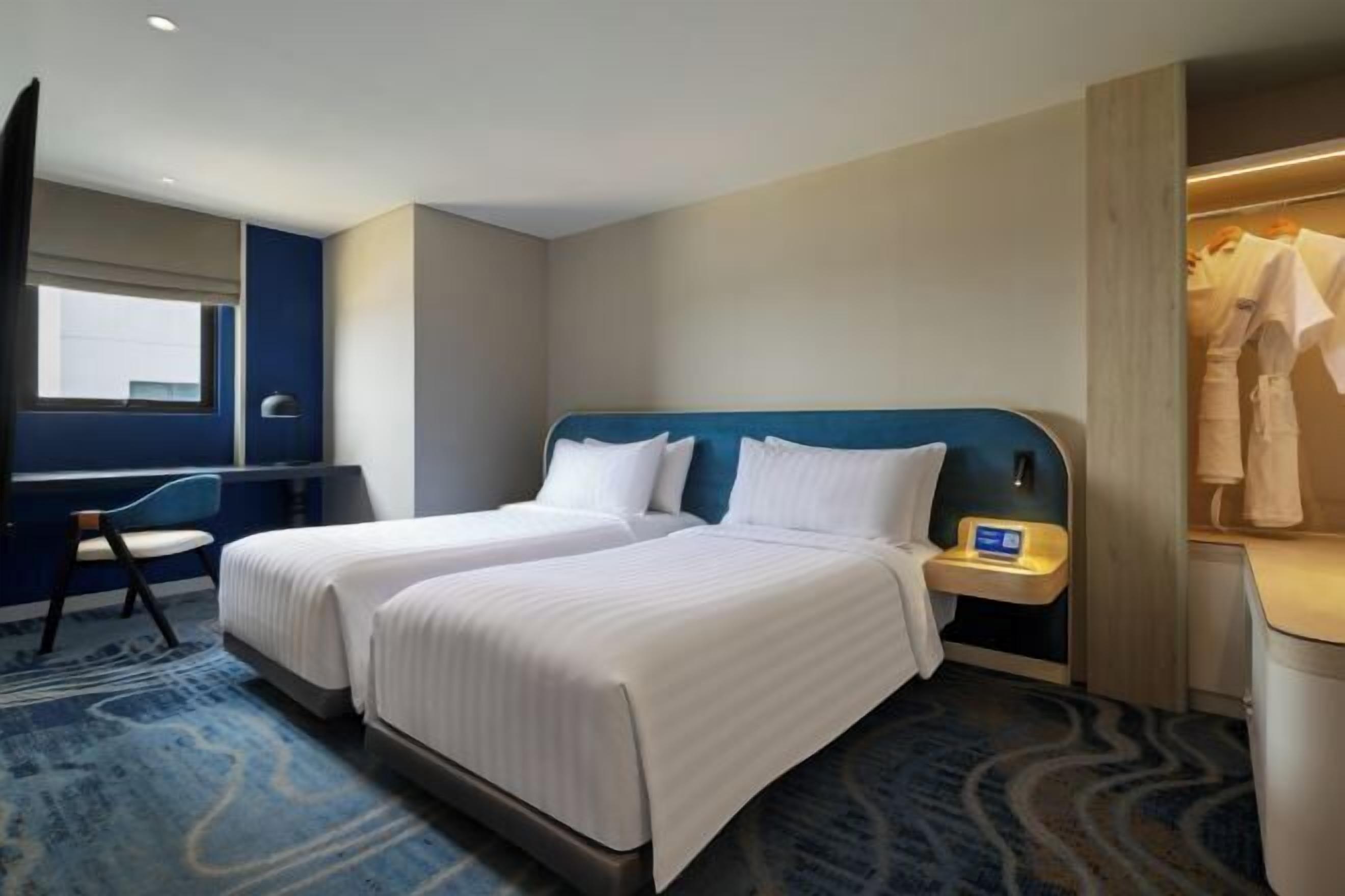 Ropa de cama de alta calidad y caja de seguridad en la habitación 