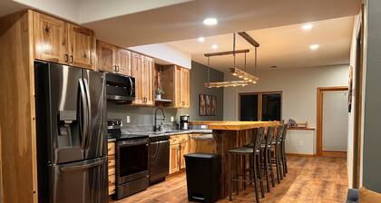 Unique private in town retreat. Hot tub, game room. Vail, Glenwood Springs