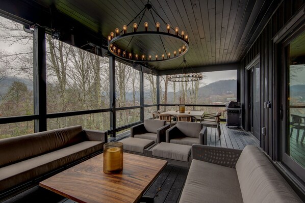 Outdoor dining - Maynard V at Elk Creek - Luxury new construction in Banner Elk (Banner Elk)