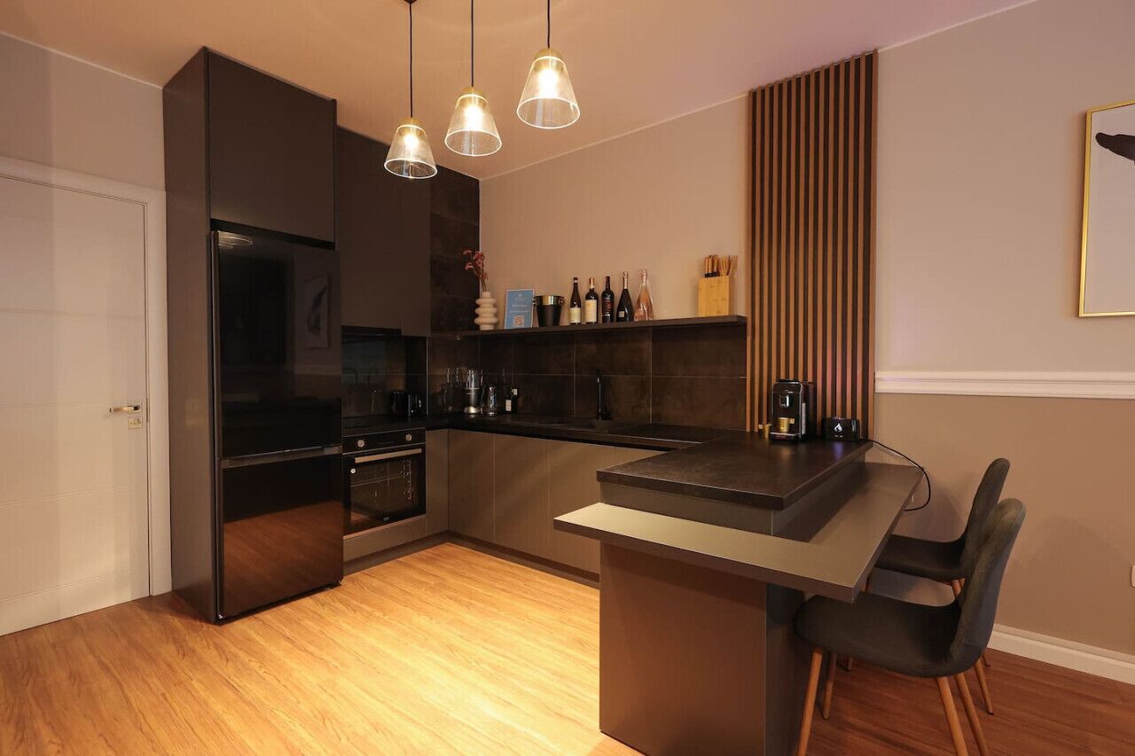 Frigorífico, microondas, horno y placa de cocina