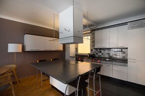 Fridge, microwave, oven, stovetop - Clean Döbling 2BR w/ Elevator, Fully Furnished & Equipped, by Blueground (Vienna)