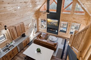 Een televisie, een open haard en videogames