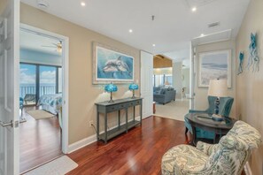 TV connectée, cheminée, écrans d'ordinateur