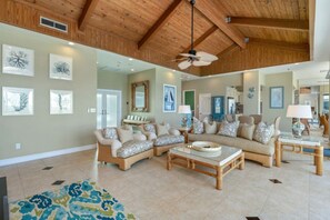 TV connectée, cheminée, écrans d'ordinateur