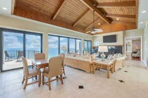 Smart TV, chimenea, monitor de computadora