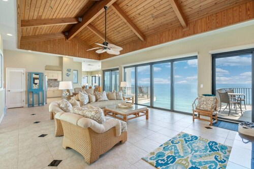 Penthouse, Stunning view, beach front, private