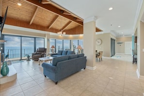 Smart TV, chimenea, monitor de computadora