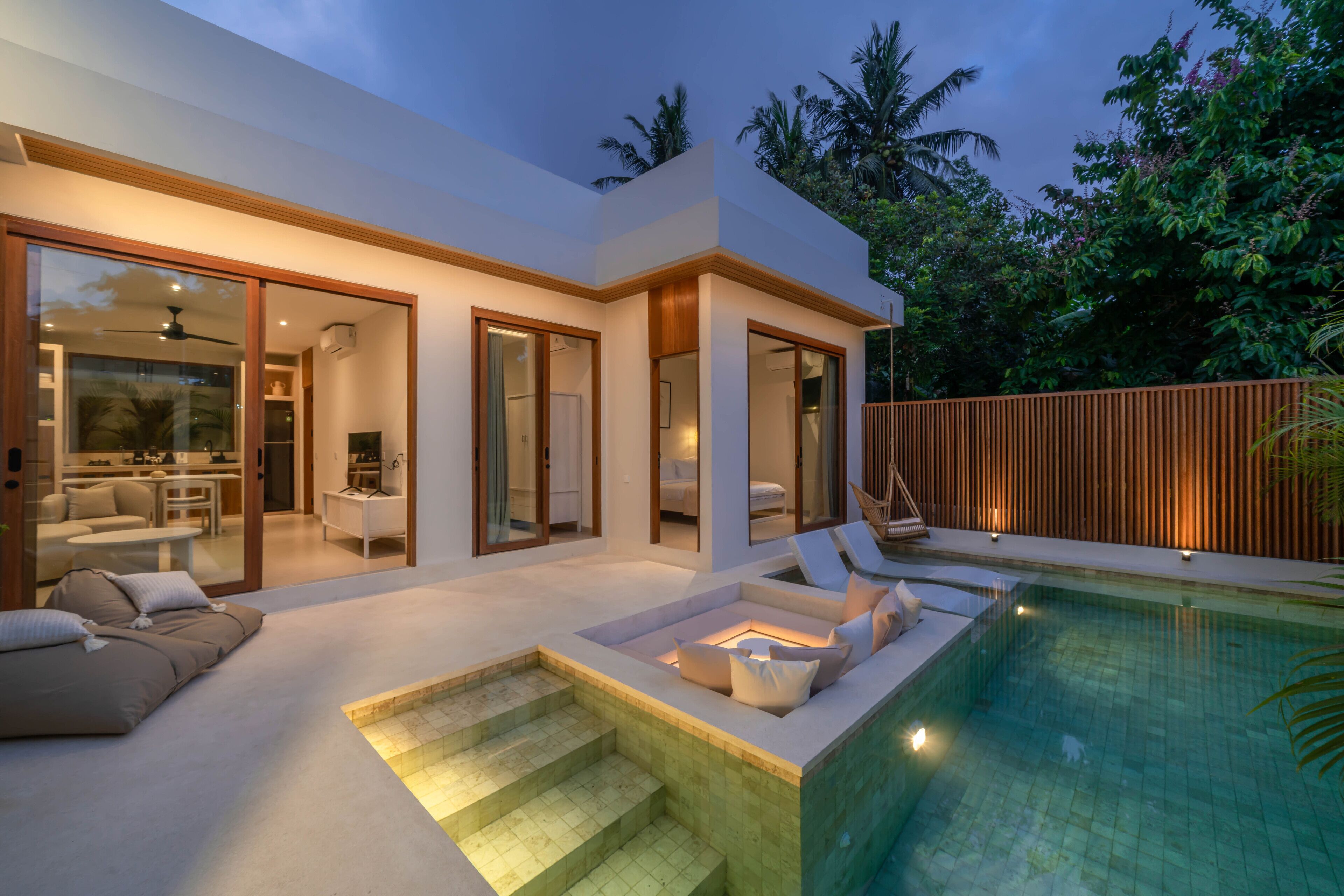 Una piscina al aire libre