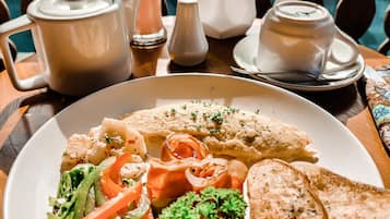 Desayuno continental diario (IDR 150000 por persona)