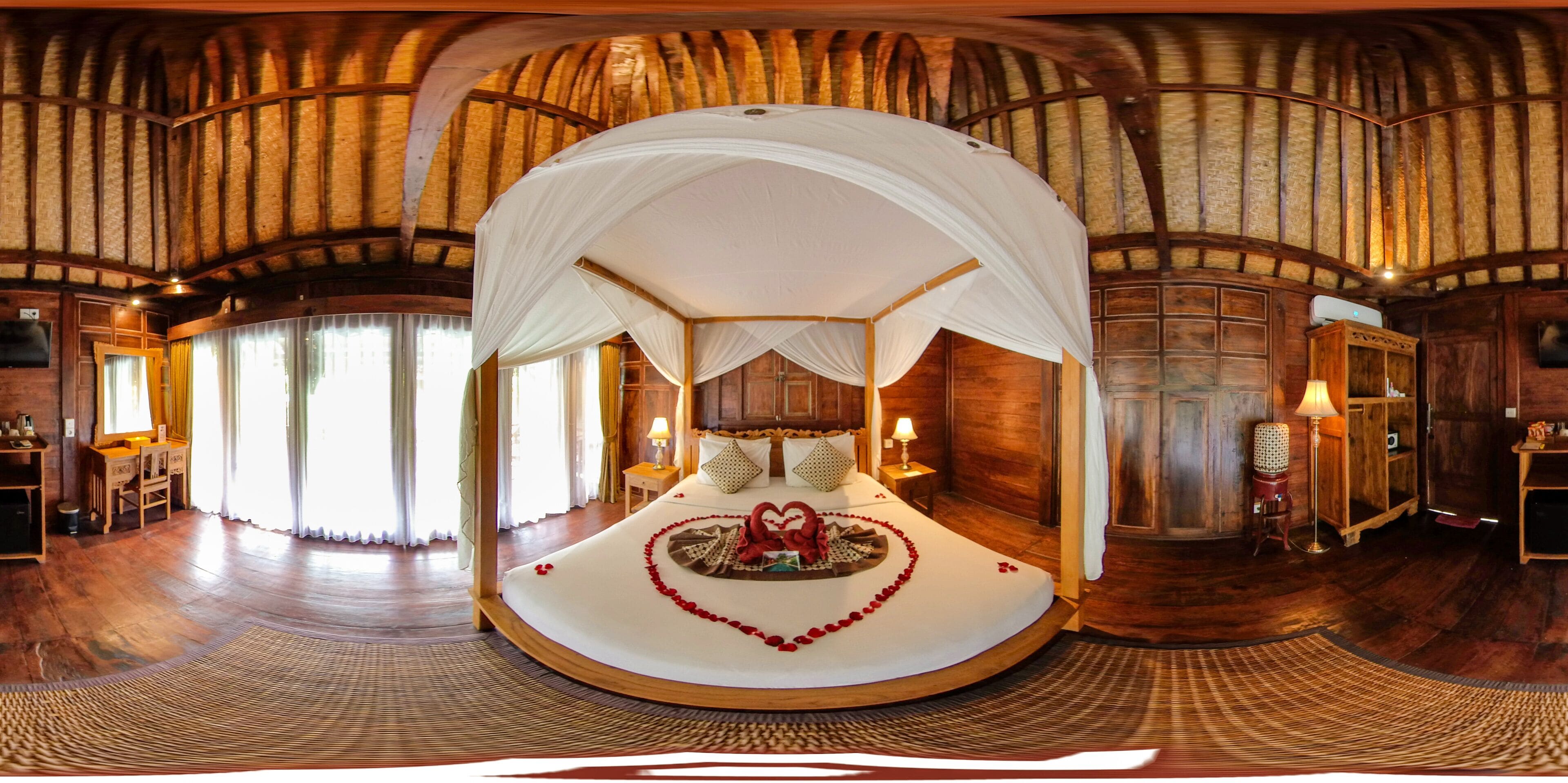 Classic Cottage | Down comforters, minibar, in-room safe, desk