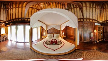 Klassieke cottage | Donzen dekbedden, een minibar, een kluis op de kamer, een bureau