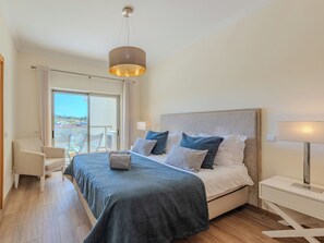 2 bedrooms, desk, WiFi