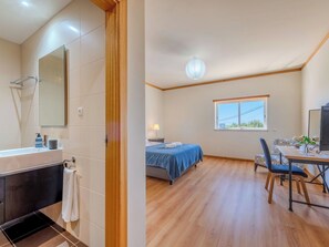 2 Schlafzimmer, Schreibtisch, Bügeleisen/Bügelbrett, WLAN