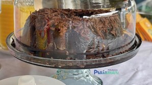 Un dolç amb cobertura de vidre sobre un plat de pastissos amb el text 