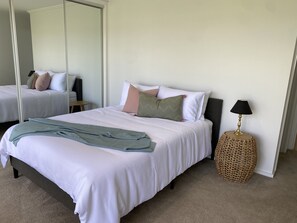 2 bedrooms, iron/ironing board, internet