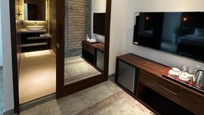 A modern living room with a TV, a sliding door leading to a kitchen, and a fireplace. - Ami Mirissa (Kamburugamuwa)