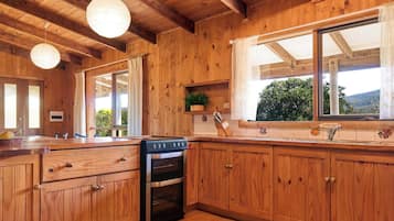 Een koelkast, een magnetron, een oven, een kookplaat