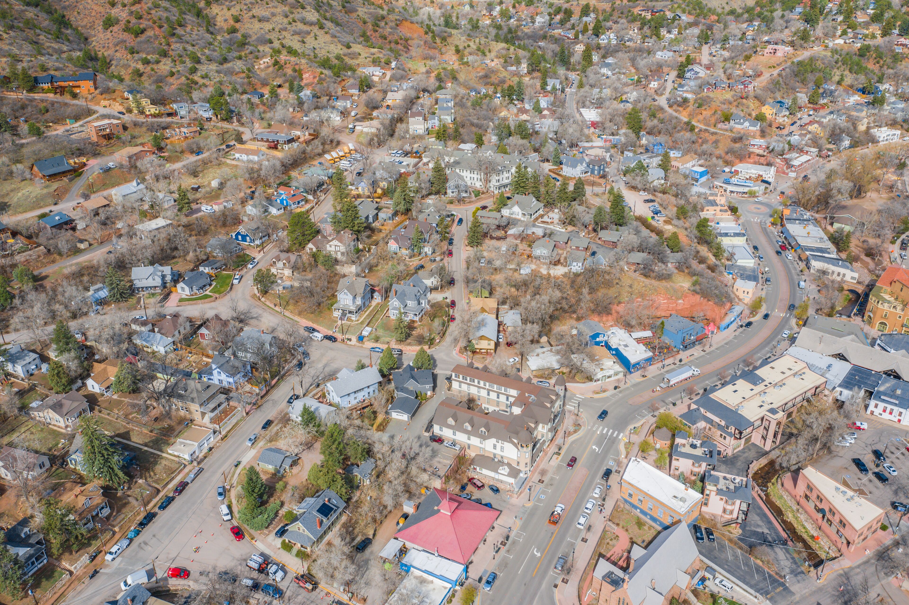 Vue aérienne d’un quartier résidentiel avec des maisons, des rues et un mélange de bâtiments à un ou plusieurs étages.