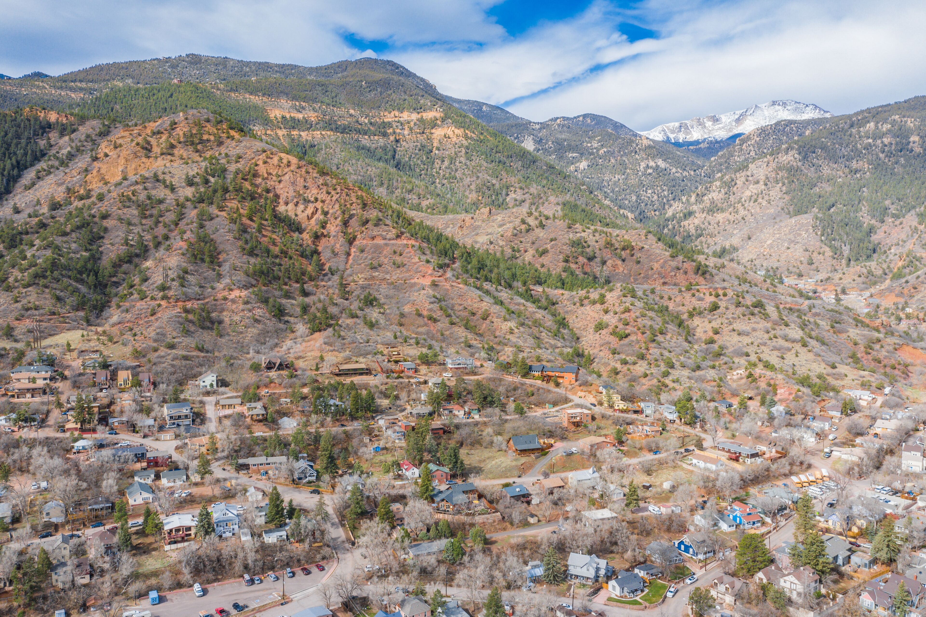 Un barrio residencial con casas y una montaña de fondo.