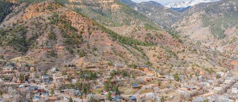 Un barrio residencial con casas y una montaña de fondo.