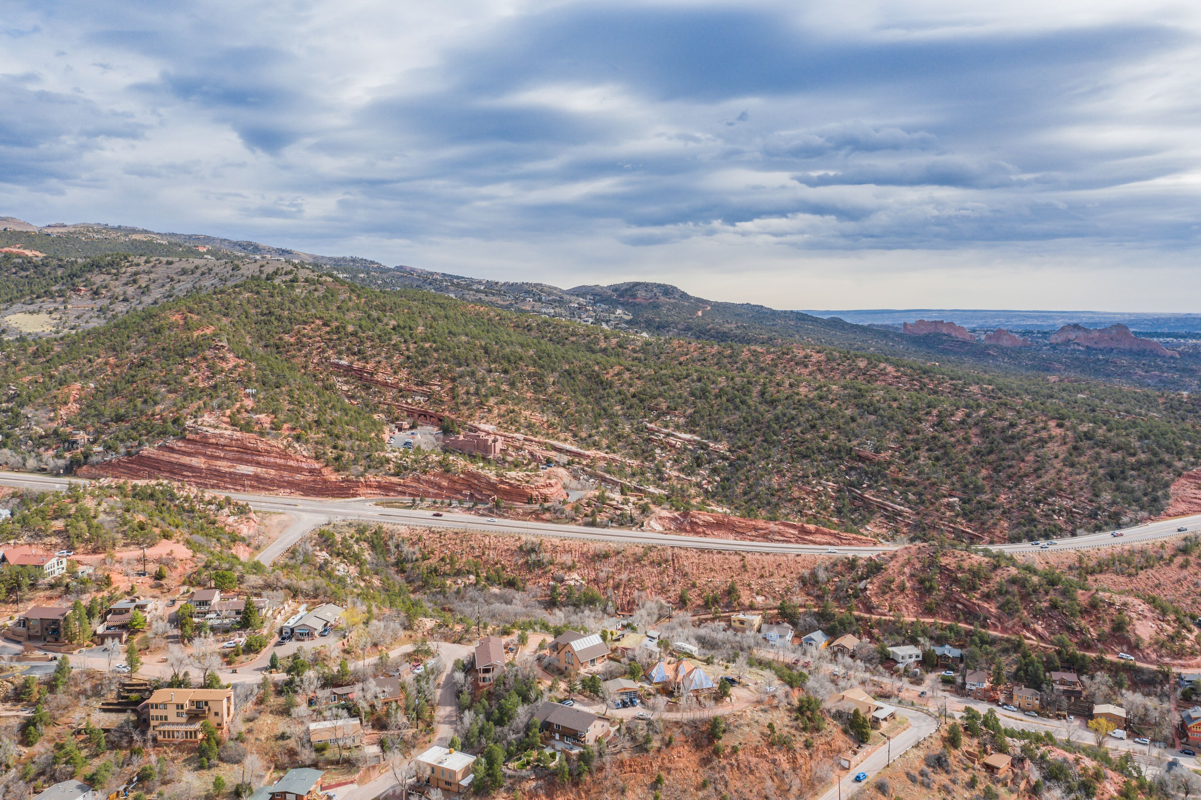 En by beliggende i et bakket landskab med både beboelse og natur.