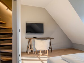 3 bedrooms, in-room safe, desk, iron/ironing board