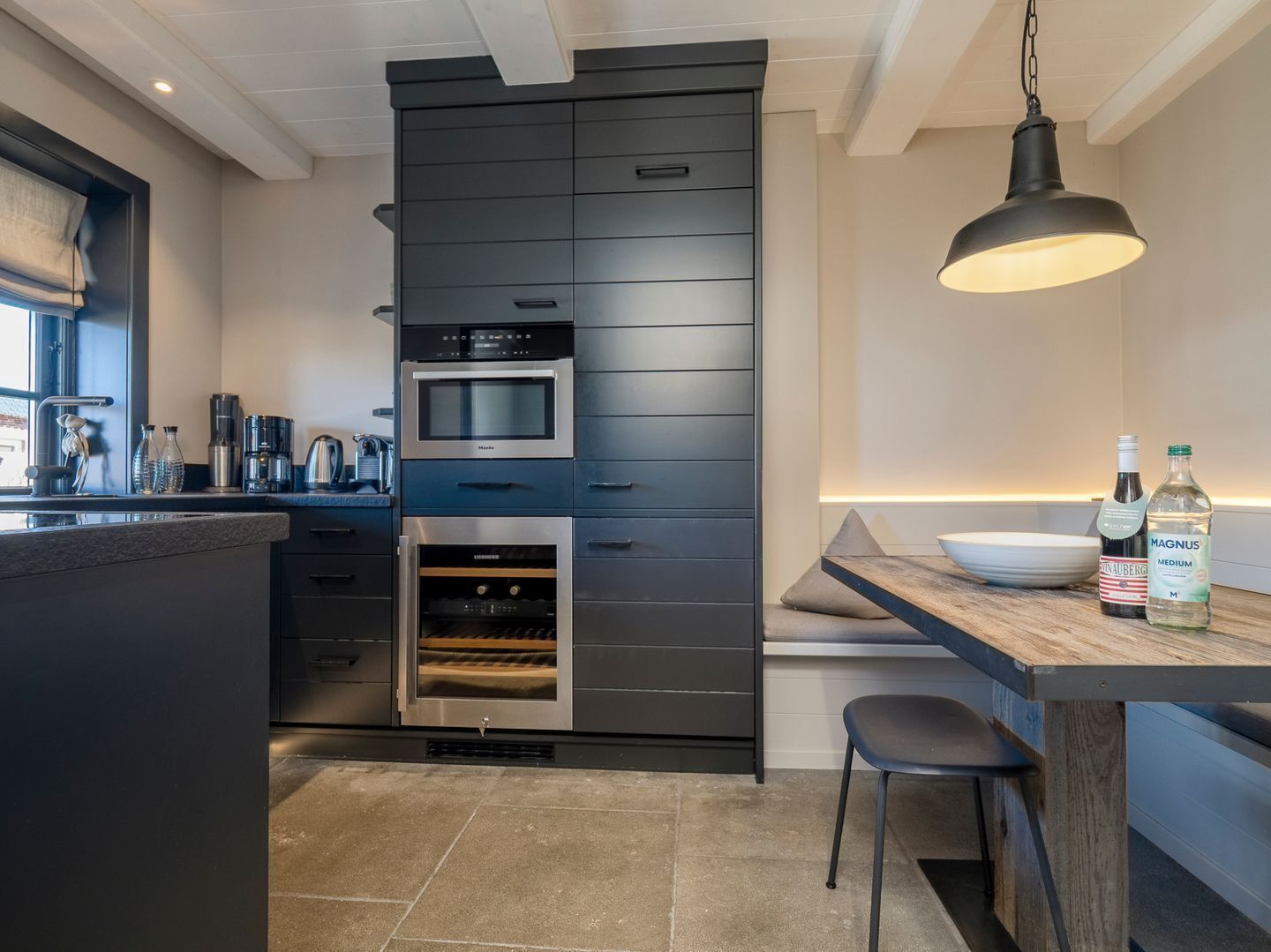 Wasserkocher mit Kaffee-/Teezubehör, Kühlschrank, Mikrowelle, Ofen