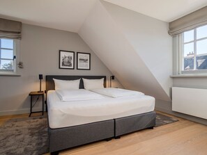 3 chambres, coffres-forts dans les chambres, bureau