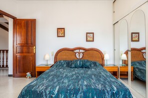 5 bedrooms, iron/ironing board, free WiFi, bed sheets - Spacious House with Pool - Casa Catalina (portocristo)