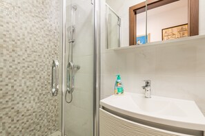 Douche, bidet, serviettes fournies