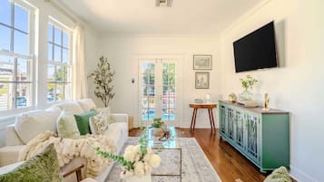 Una televisión, libros, una oficina