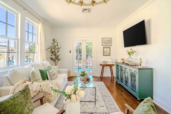 TV, books, offices - *Renovated Gem*I Chic & Central I Gated Parking (New Orleans)
